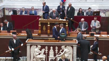 Le député LFI-NFP Louis Boyard refuse de serrer la main au député RN Flavien Termet à l'Assemblée nationale, le 18 juillet 2024.