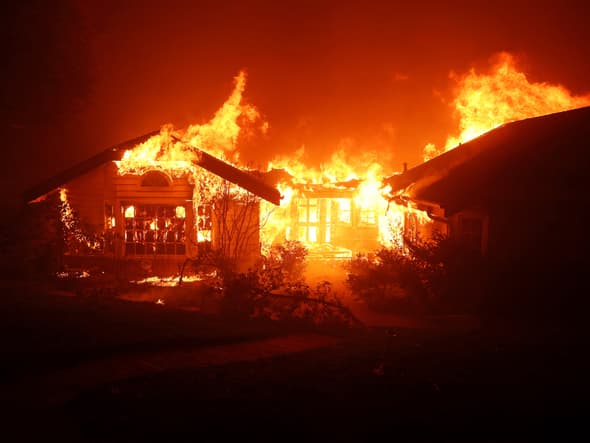 Un incendie ravage une maison alors que l'incendie d'Eaton se déplace dans la région le 8 janvier 2025 à Altadena, en Californie. 