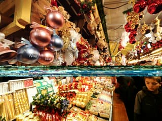 Des touristes se promènent dans les rues de Strasbourg, le 29 novembre 2008, lors de l'ouverture du traditionnel marché de Noël. (Illustration)