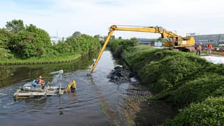 Des ouvriers draguent le canal de Calais, une action de prévention contre les inondations, le 17 mai 2024