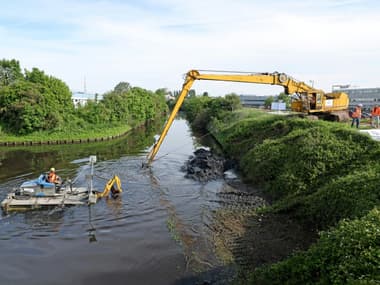 Des ouvriers draguent le canal de Calais, une action de prévention contre les inondations, le 17 mai 2024