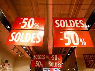 Des panneaux indiquant les soldes dans un magasin de vêtements (photo d'illustration).