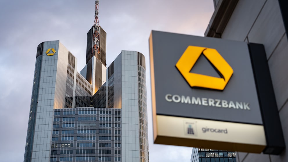 Das Logo der Commerzbank ist an einer Filiale in Sichtweite der Zentrale der Commerzbank (l) angebracht