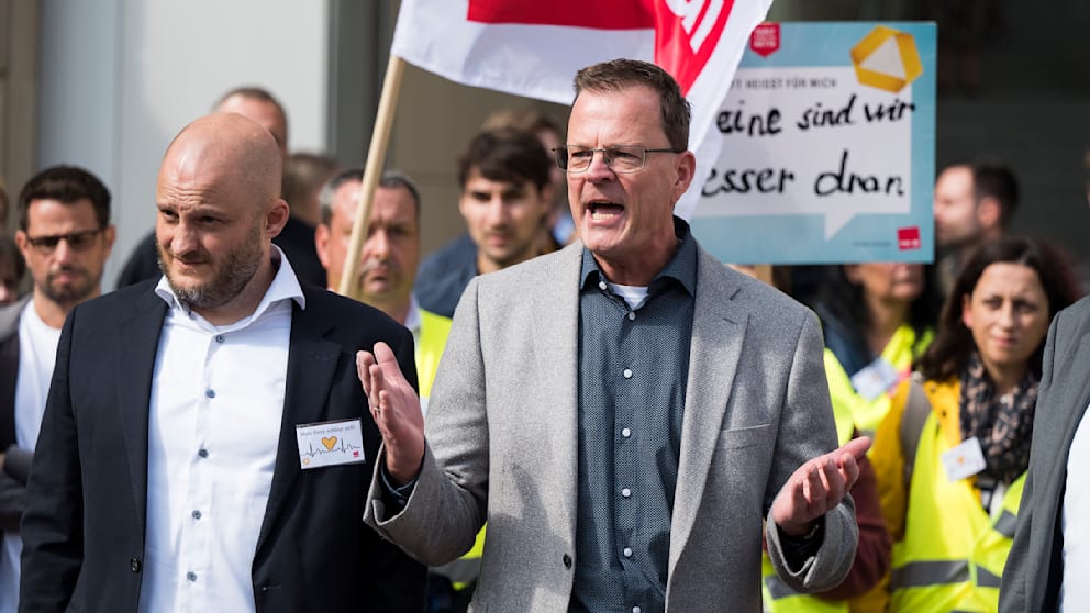 Betriebsratschef der Commerzbank Uwe Tschäge bei einer Pressekonferenz des Betriebsrats der Commerzbank und der Gewerkschaft Verdi vor der Zentrale in Frankfurt/Main am Kaiserplatz