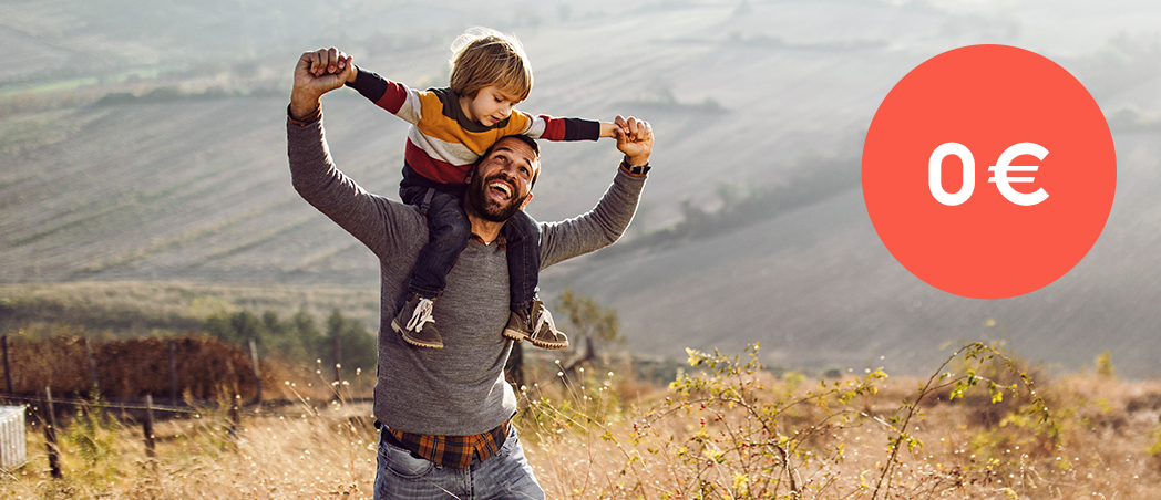 Vater und Sohn im Herbstfeld