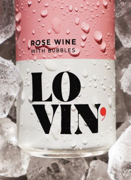 A Lovin’ Wine é uma marca de vinhos em lata, com o propósito de simplificar o consumo de vinho, foi sucesso desde seu lançamento na plataforma da Vnda. Nativa digital nascida em julho de 2020, no primeiro mês já esgotou seu estoque inicial, vendendo 15.000 unidades. Rapidamente a Lovin aprendeu a equilibrar sua gestão de vendas e o uso dos recursos que a plataforma oferece. Quer saber como explorar as ferramentas promocionais de forma inteligente? Fica de olho neles! O time da Vnda se orgulha por ter ajudado a marca a dobrar seu faturamento em apenas um ano. Mas calma, esse é só o começo da nossa jornada junto dessa marca que vende amor em lata.