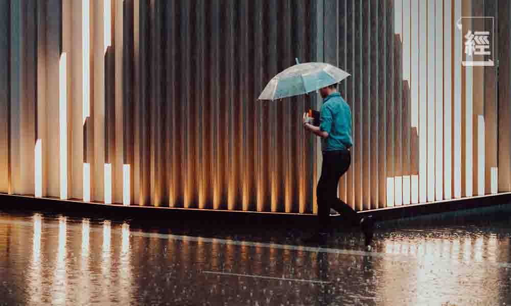 黑雨返工｜黑色暴雨取消幾耐要趕返公司？即睇勞工法例下工作安排