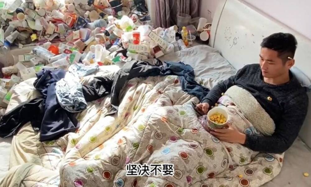 單身男靠100萬存款「食息躺平」長瞓垃圾山！網民踢爆每月利息僅2,000蚊