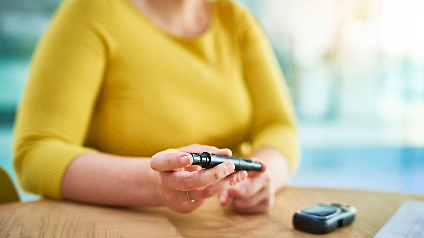 woman with glucose monitor