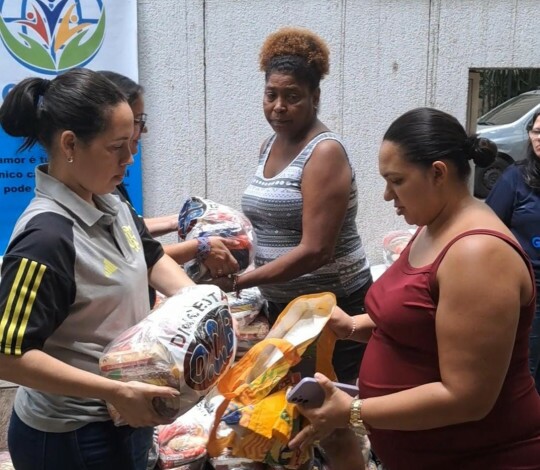 Flamengo faz distribuição de cestas básicas para famílias do Morro dos Macacos