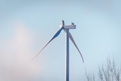 Et turbinblad på 22 tonn og 72 meter knakk og falt av en vindturbin på Engerfjellet, i Odal vindkraftpark. Hele vindparken ble stengt ned, og først etter fire måneder har to turbiner nå startet opp igjen. 