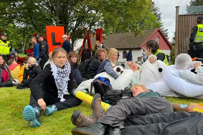 Greta Thunberg er blant demonstrantene som har samlet seg i ONS-området i Stavanger mandag.