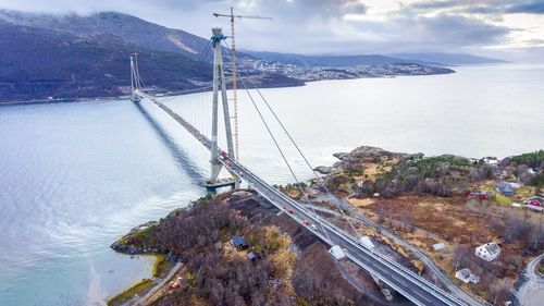 Mysterium hvorfor asfalten løsner på den seks år gamle brua