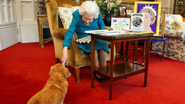 the queen with corgi