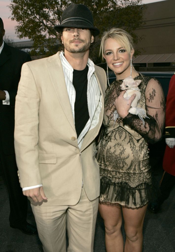 kevin federline britney spears holding dog red carpet