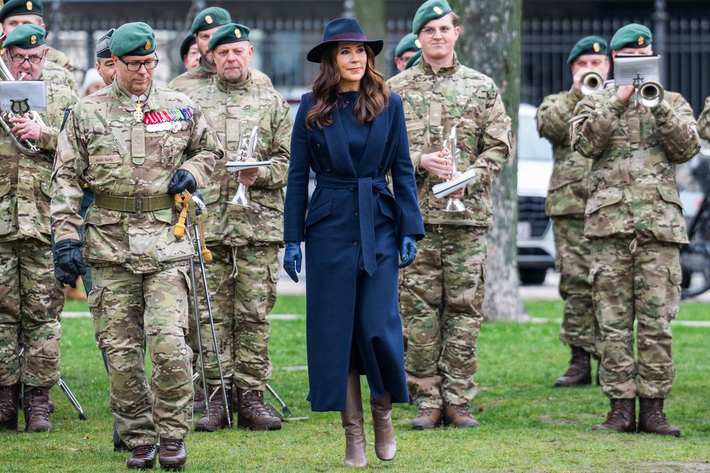 Queen Mary with Home Guard soldiers