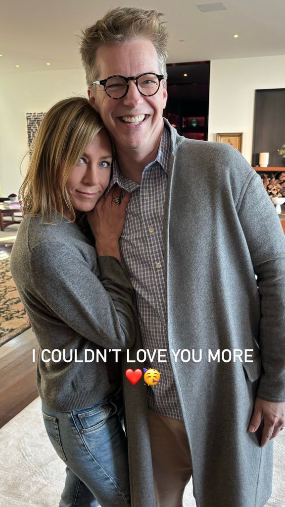 Jennifer Aniston hugging Sean Hayes in her living room