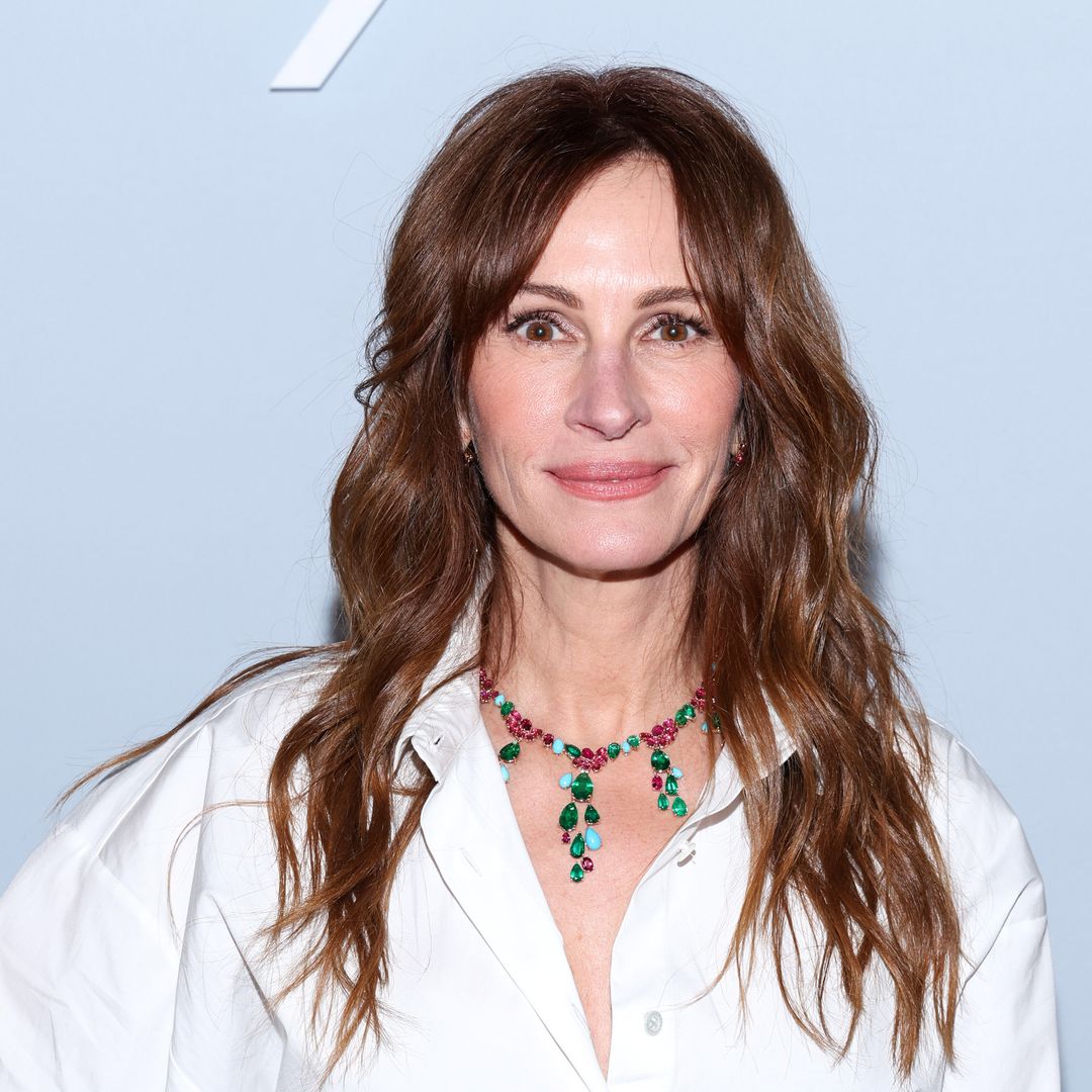 Julia Roberts rocks sunkissed glow in new awe-inspiring Parisian snapshot