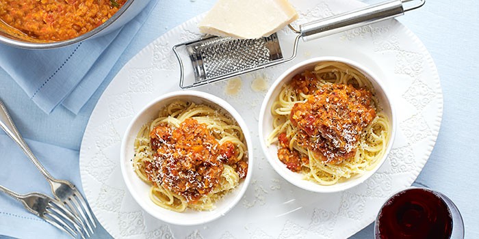 Lentil bolognese in two bowls