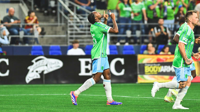 GOAL: Jon Bell opens his Sounders account with headed finish