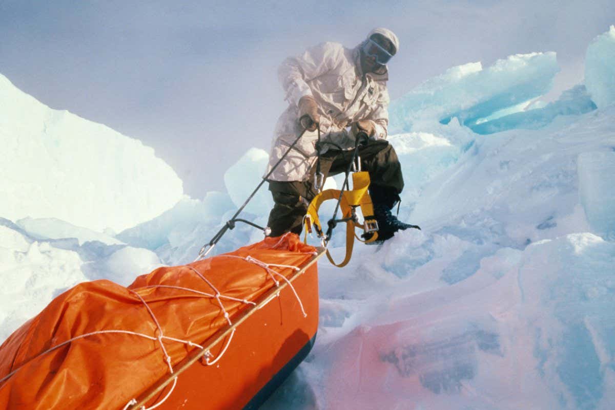 A98A62 Ranulph Fiennes manhauling a sledge North Pole Unsupported Expedition 1990