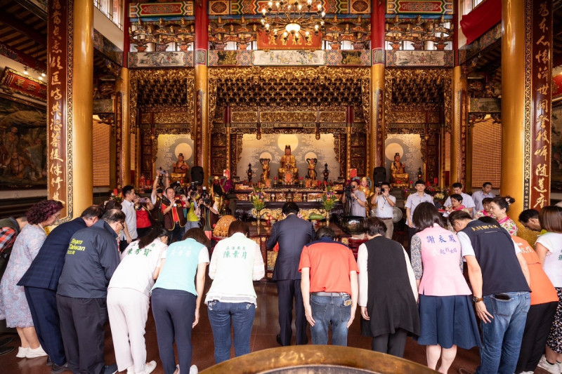  總統賴清德前往彰化大庄慈雲寺參香祈福。 圖：總統府提供 