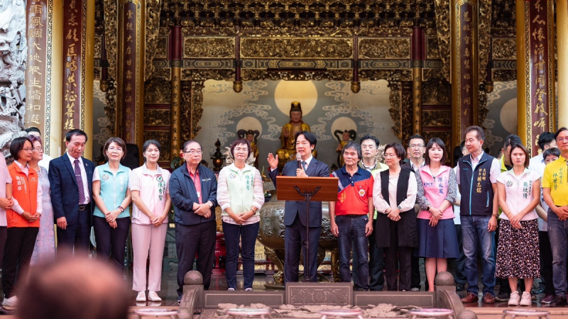  總統賴清德前往彰化大庄慈雲寺參香祈福。 圖：總統府提供 