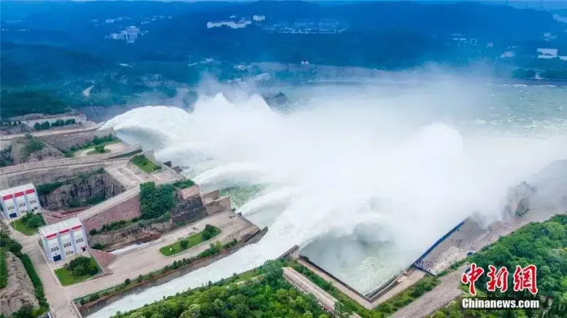 黃河小浪底洩洪景觀，吸引眾多遊客前來一睹壯闊風景。   圖：中新網