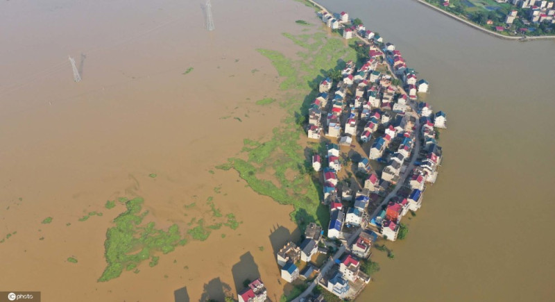 中國境內連日暴雨，造成鄱陽湖周遭住戶房屋淹沒，街道變成河流。   圖 : 翻攝自環球網