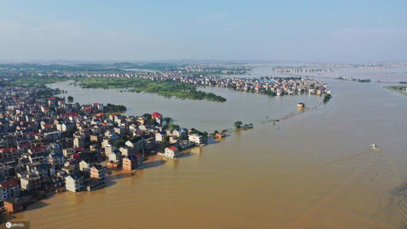 中國境內連日暴雨，造成鄱陽湖周遭住戶房屋淹沒，街道變成河流。   圖 : 翻攝自環球網