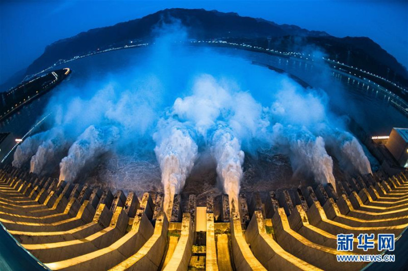 中國連日暴雨持續不斷，三峽水庫入庫流量已達到今年的入汛以來的最高值，三峽大壩19日開啟泄洪深孔泄洪。   圖：翻攝新華網