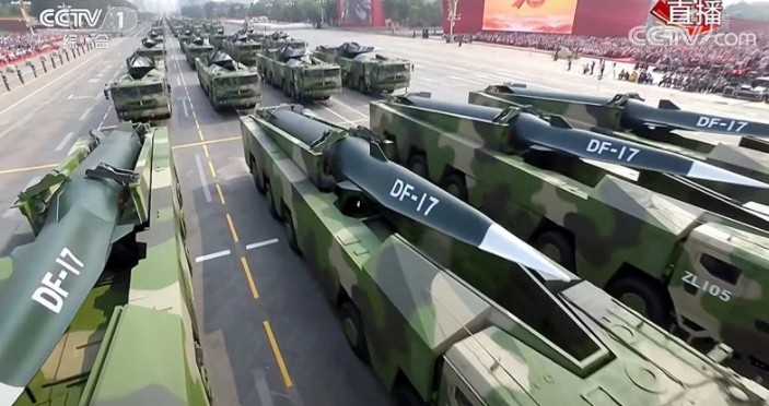  中國、俄羅斯的高超音速武器技術日漸成熟，對周邊國家造成威脅。圖為中國的高超音速導彈「東風 -17 」。 圖：翻攝自央視（資料照） 