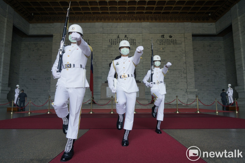 中正紀念堂儀隊禮兵交接儀式，目前已成歷史畫面，從今日起移到堂體外表演。   圖：張良一/攝（資料照）。