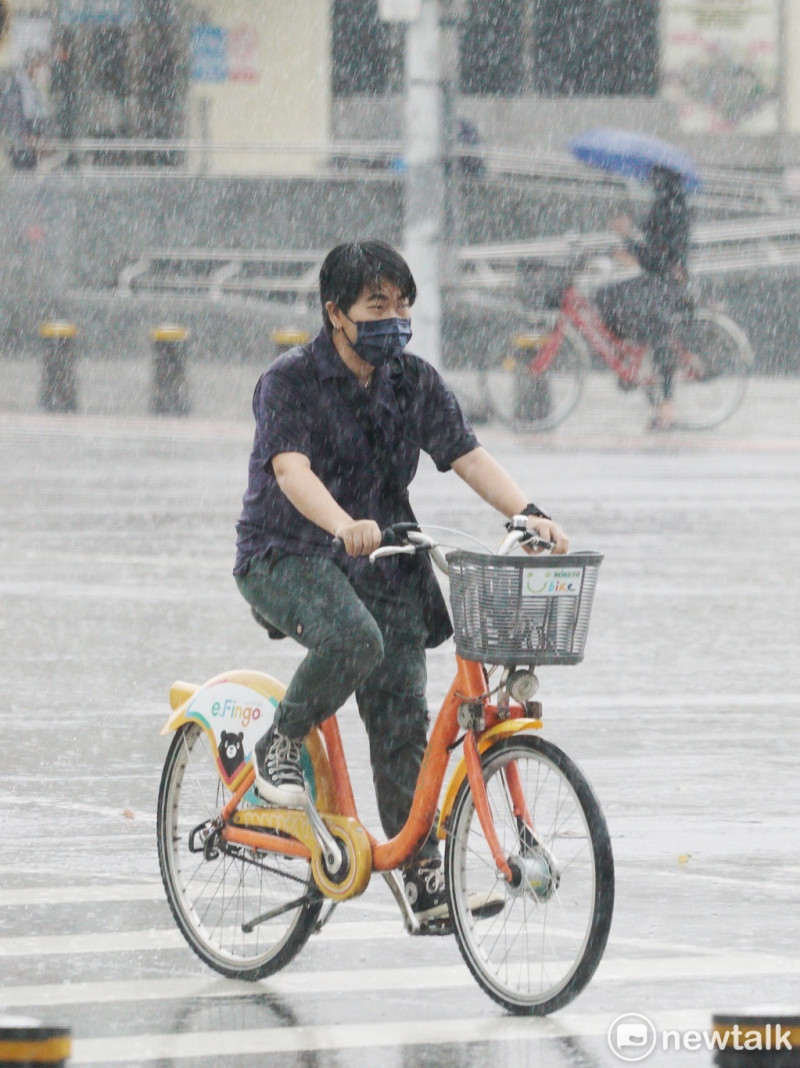 今(10)日午後中部以北、東北部、東部地區及其他山區有局部短暫雷陣雨。   圖：張良一／攝（資料照）