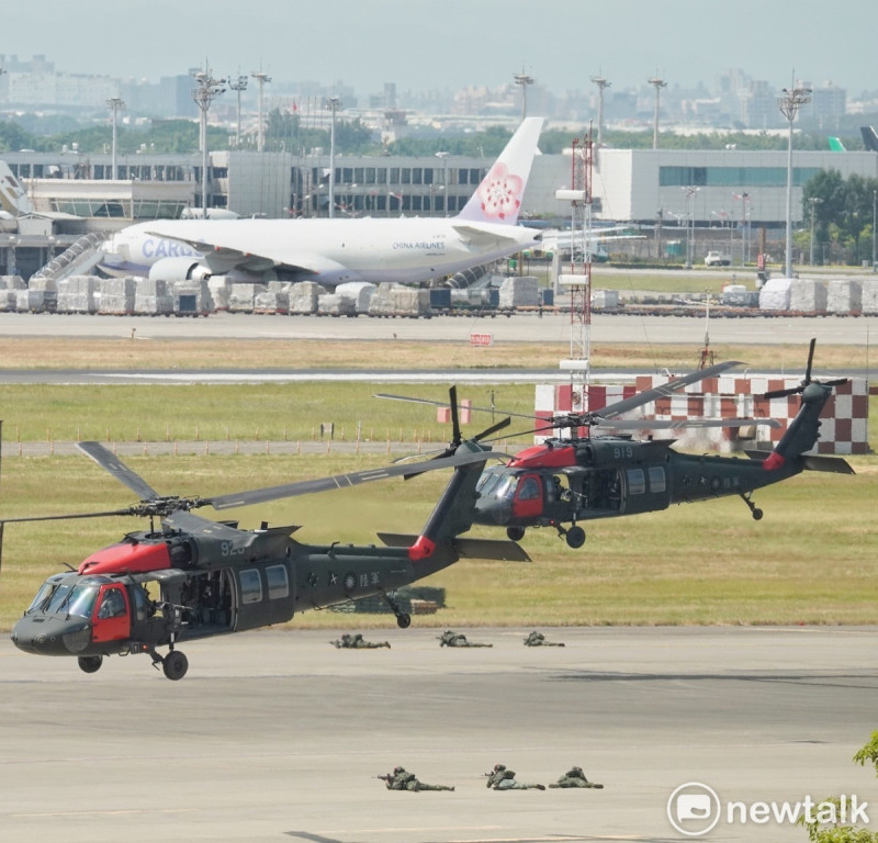 國軍漢光演習今年首度在桃園機場演練機場遭敵軍攻擊的應變能力，場面逼真。   圖：張良一/攝