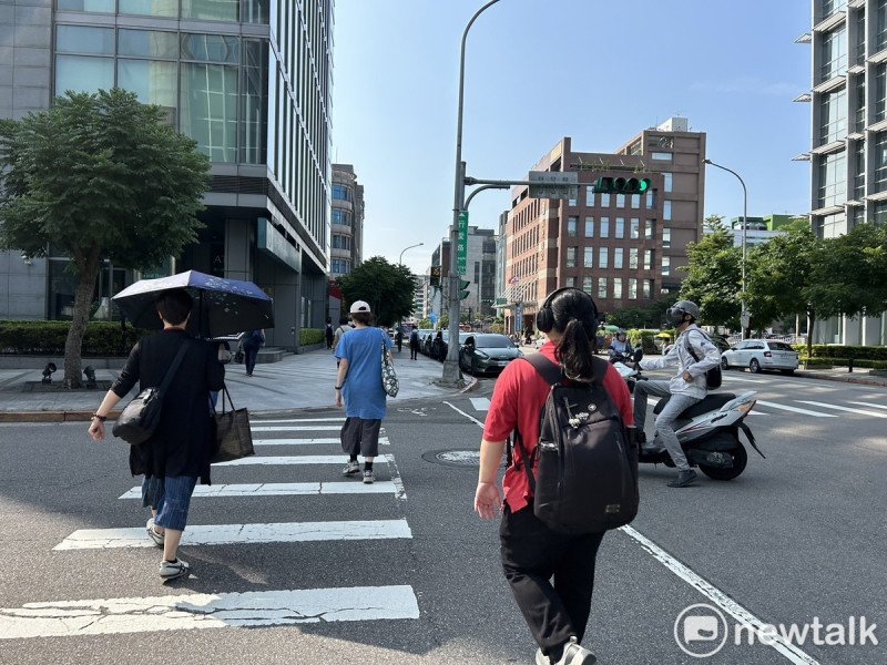 今明天各地有午後雷陣雨，但今日氣溫仍偏熱，外出應注意補水、防曬。（示意圖）   圖：林岑韋／攝（資料照）