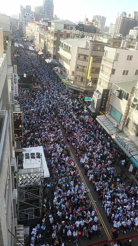 柯文哲和民眾黨不分區第二名黃國昌在臉書PO出台南造勢空拍畫面。   圖：翻攝黃國昌臉書