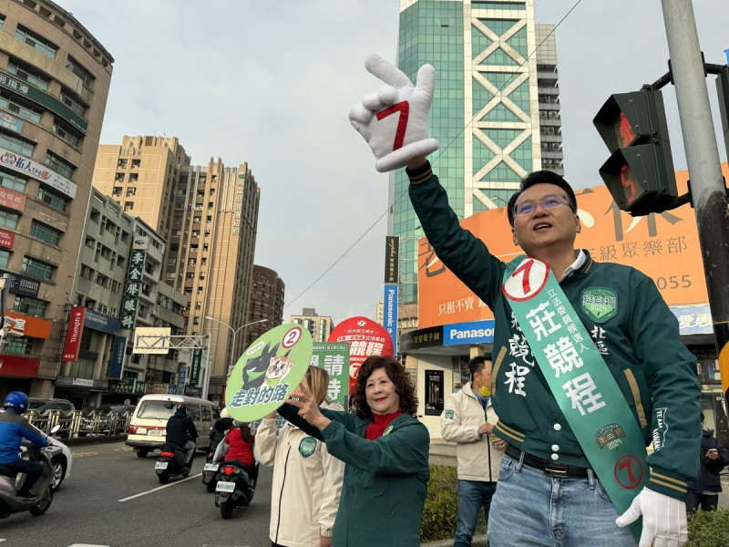 莊競程3日上午在進化北路與崇德路一段路口，向民眾拜票，   莊競程競總/提供