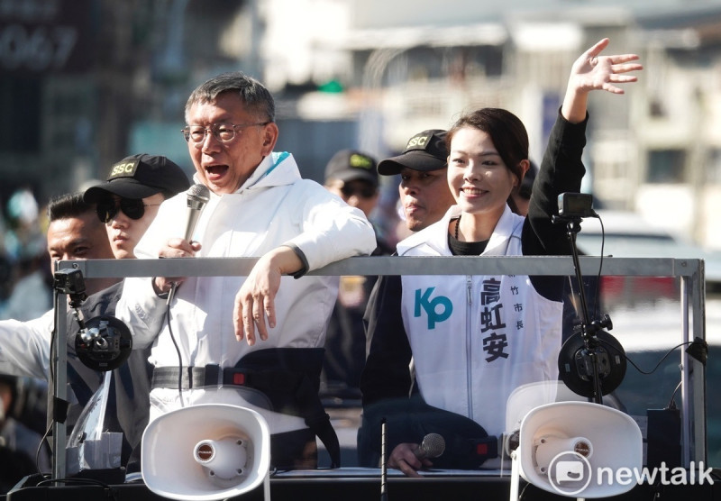 民眾黨主席柯文哲與新竹市長高虹安曾在柯文哲競選總統時，合體在台中進行車掃。   圖：張良一 / 攝（資料照）