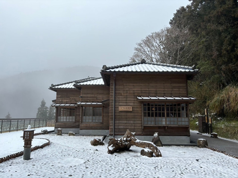 白雪覆蓋在園區的碰碰車、小木屋等景點相當夢幻。   圖：取自太平山國家森林遊樂區