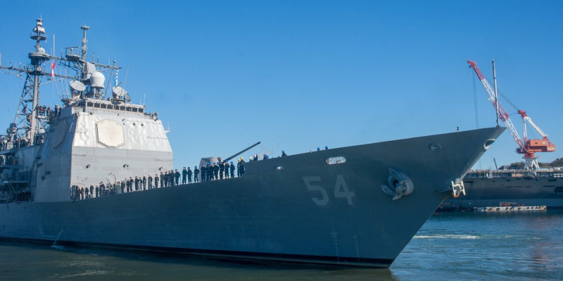 美國海軍「提康德羅加級」飛彈巡洋艦「安提坦號(CG-54)」27日在夏威夷珍珠港-希卡姆聯合基地退役。   圖：翻攝「X」@US7thFleet