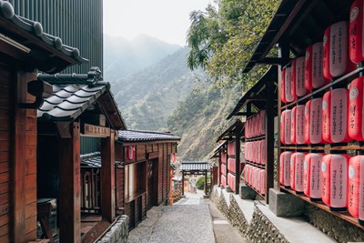 寒冷冬天最適合泡湯，台中有五大溫泉區，分別谷關、大坑、東勢、烏日及后里等名湯。(圖為谷關溫泉巷)   圖：台中市政府／提供