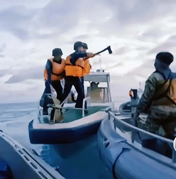  中國海警6月17日持斧頭，強勢登上菲律賓補給船檢查，並沒收槍支。 圖 : 翻攝自大圖鑑 