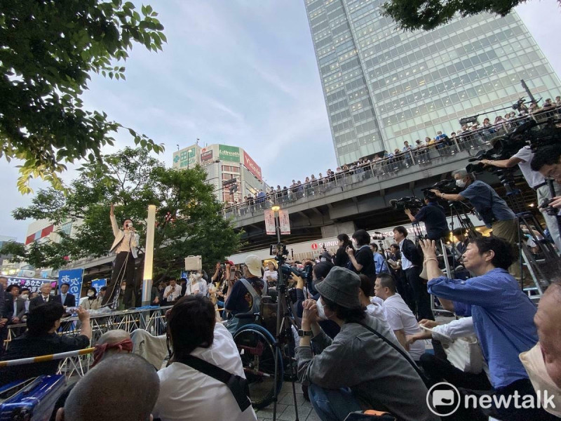  蓮舫20日在東京都廳所在新宿車站前廣場的政見發表會支持者聚集為她加油打氣！ 圖：劉黎兒攝 