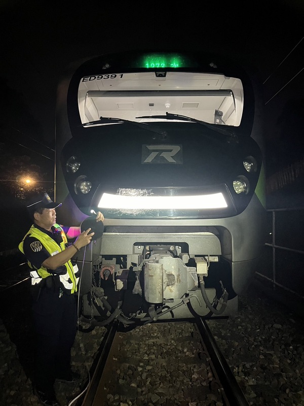 台鐵東部幹線從花蓮瑞穗到新北樹林的北上229車次新自強號列車，21日下午於花蓮撞擊落石。   圖：翻攝「臉書」今日花蓮粉絲專頁