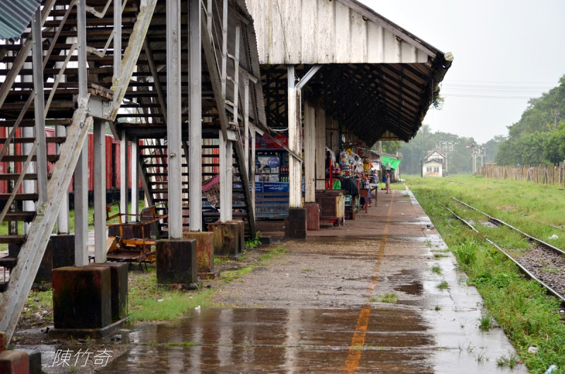  雨後荒涼的勃固車站月台。 圖：陳竹奇/攝 