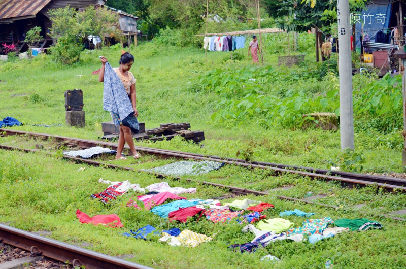  在鐵路邊曬衣服的婦女。 圖：陳竹奇/攝 