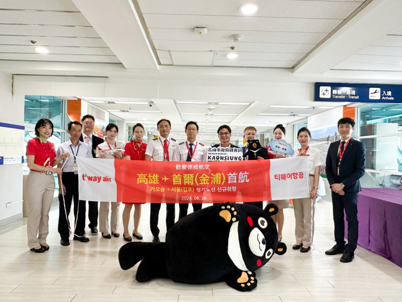 德威航空首爾金浦首航高雄班機機組員受到歡迎。   圖：高雄市觀光局/提供