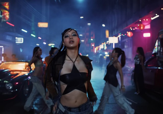 Lisa新歌〈Rockstar〉MV返回泰國曼谷唐人街拍攝。   圖：翻攝自 LLOUD Official YouTube