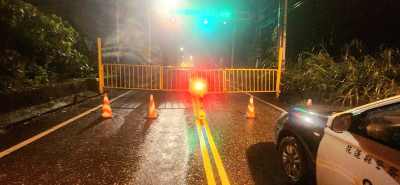 花蓮山區豪雨，蘇花公路台9丁蘇花舊路61.2K和平明隧道湧進泥流，暫時封閉通行。   